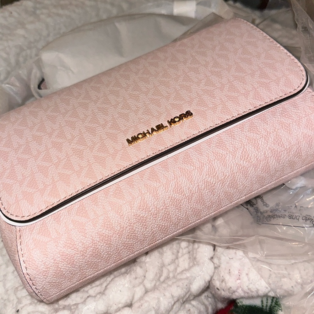 MICHAEL KORS
Medium Logo Convertible Crossbody Bag in light pink